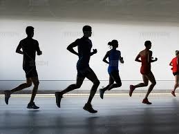 乔·迪马乔在退役后依然坚持每场洋基主场比赛都出席，被称为“活着的传奇”